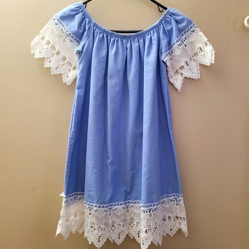 Very pretty off shoulder blouse goes well with spandex